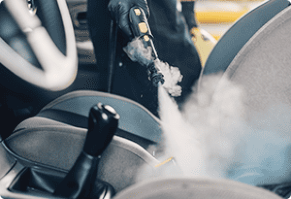 車にこぼした飲み物のクリーニング！応急処置の方法を解説！サムネイル